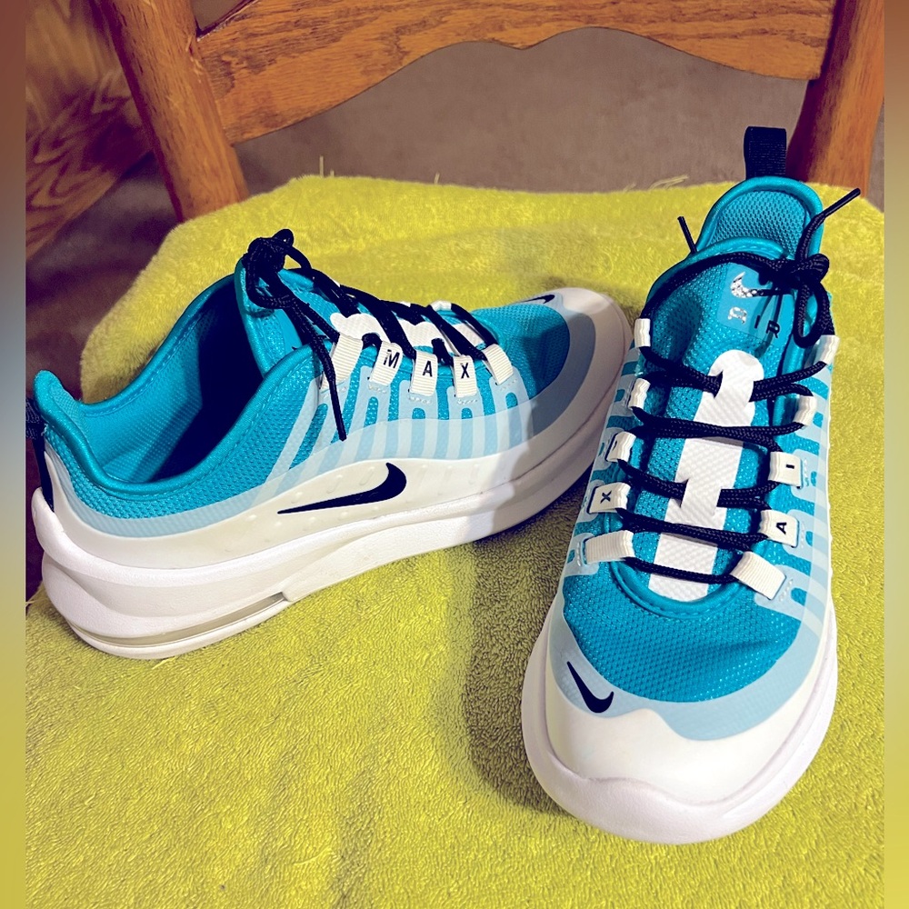 Nike air max turquoise blue and white size 6y worn a few times(3)